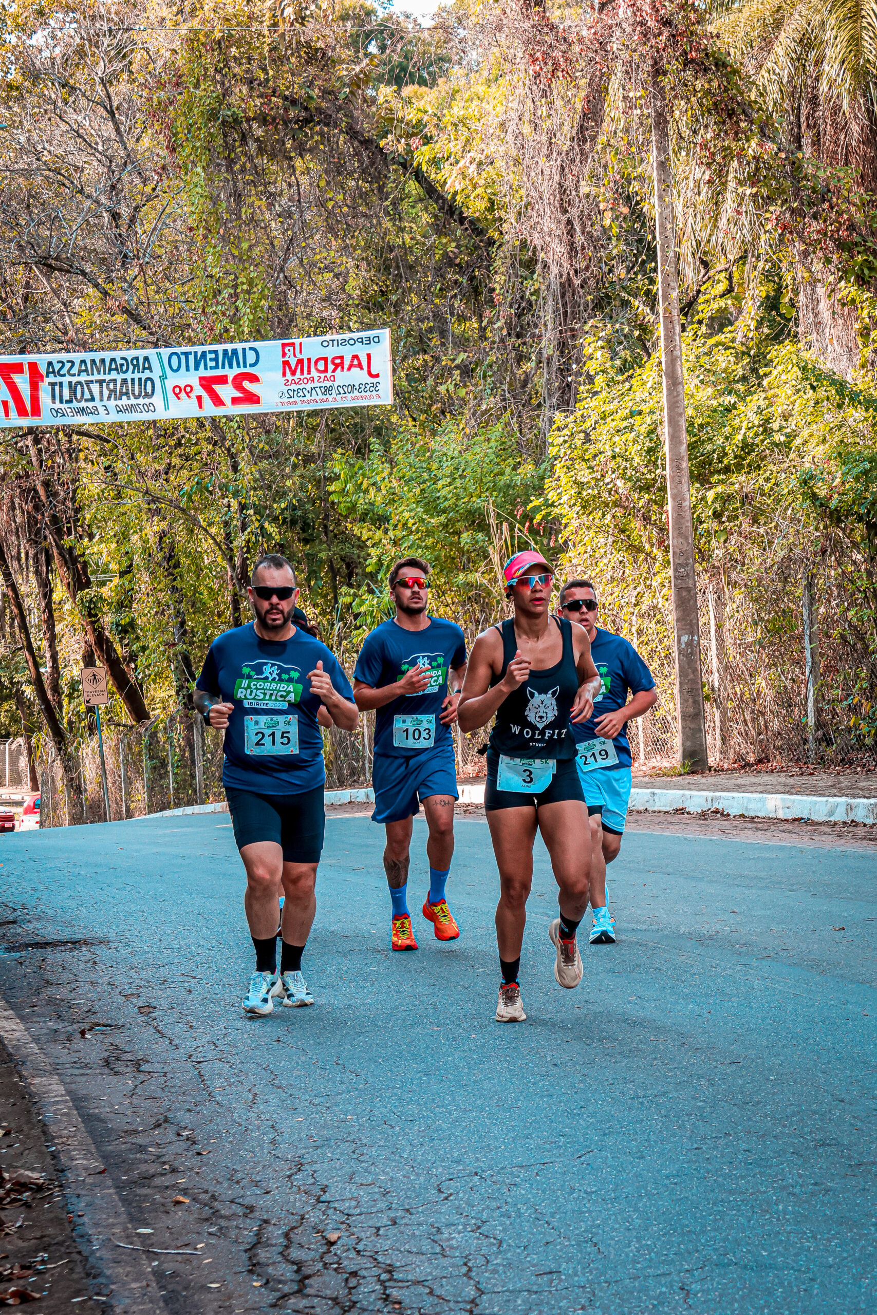 Atletas em movimento na prova